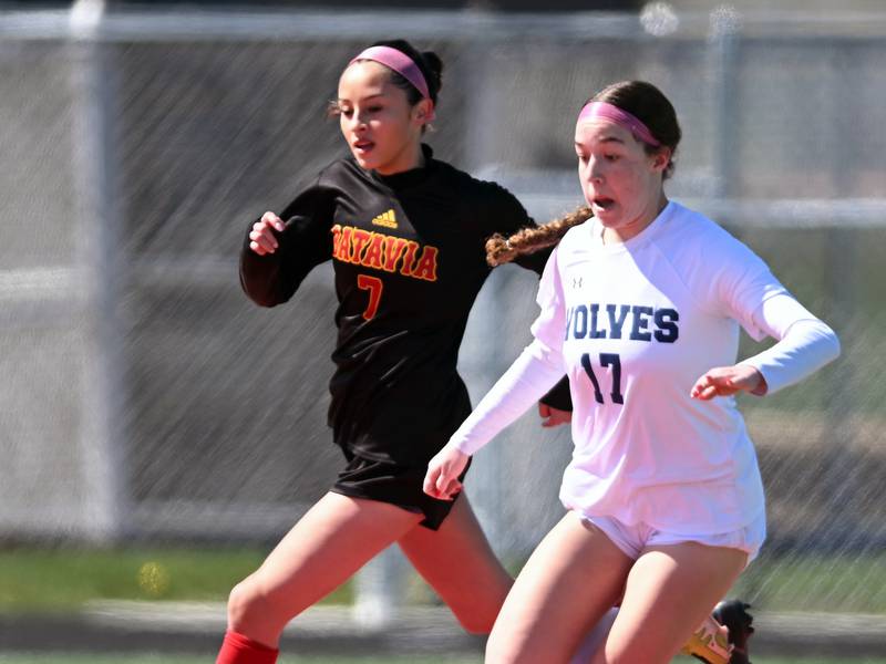 Girls soccer notes: Riley Gumm, after a year away, back for one last go-around with Oswego East