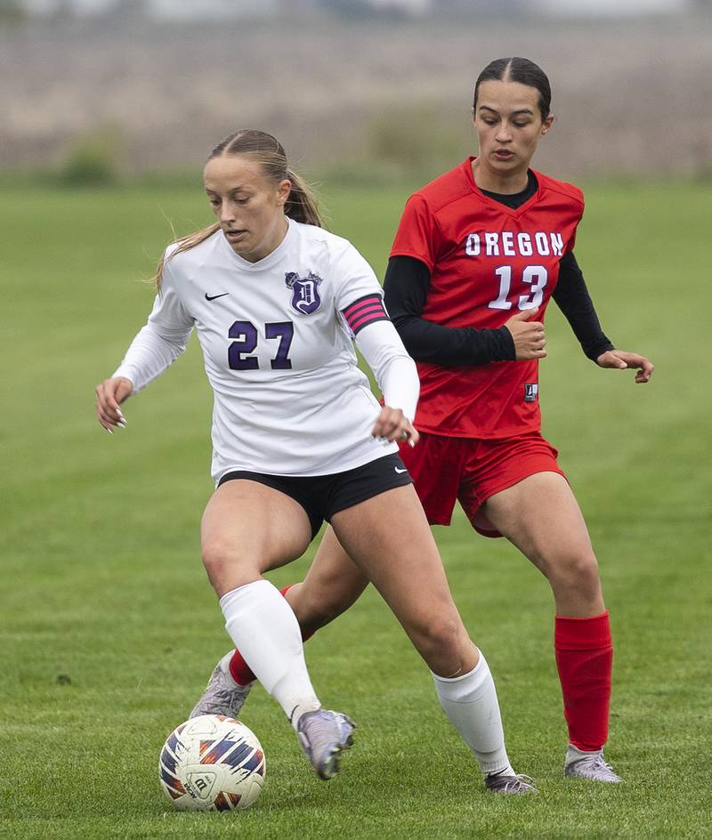 Dixon’s Kenzie Toms handles the ball against Oregon’s Sarah Eckardt work for the ball Thursday, May 1, 2025.