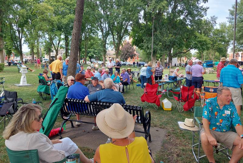 A crowd of patrons enjoy the sunny, breezy weather Saturday, July 27, 2024, during the inaugural Drinkin' with Lincoln brew fest at Washington Square in Ottawa.