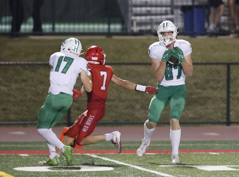 York's Hunter Stepinach (87) makes a reception during the varsity football game between York and Hinsdale Central on Friday, Oct. 3, 2025 in Hinsdale, IL.