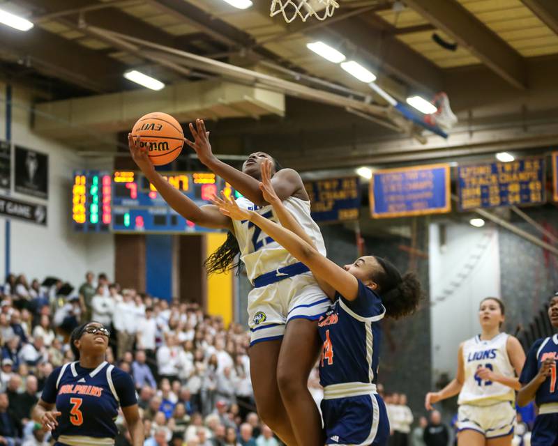 Lyon's Nora Ezike (25) puts in a contested layup during their Class 4A Lyons Sectional semifinal basketball game between Lyons vs Young. Feb 25, 2025 in La Grange.