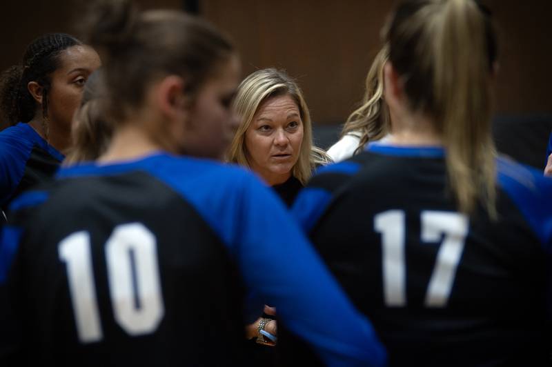 Clifton Central's head coach Amber Boudreau talks with her players during a timeout in a match against Herscher on Monday, September 29, 2025.