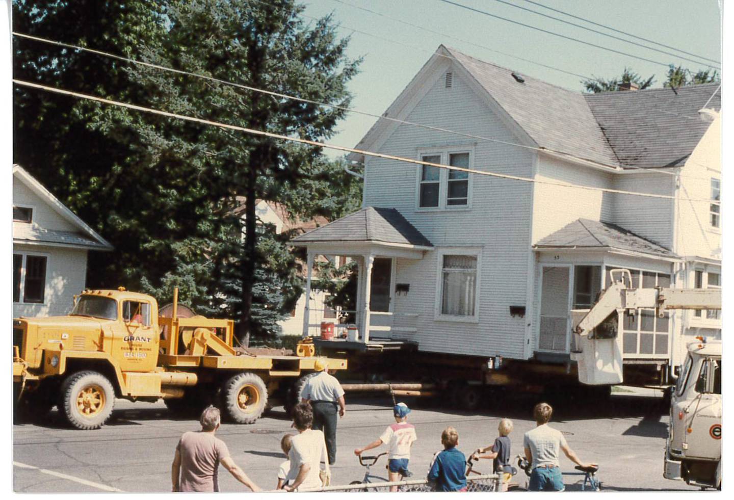 Moving the house at the corner of Paddock Street and McHenry Avenue in July 1983 while spectators watched.