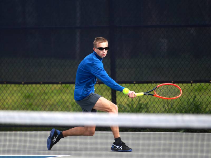 Johnsburg’s Tyler Batt returns the ball during the first round of the 1A boys state tennis meet on Thursday, May 29. 2025 at Buffalo Grove High School.