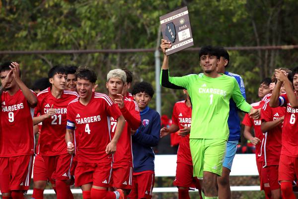 Hugo Arista scores hat trick as Dundee-Crown ousts St. Charles East in Class 3A regional final