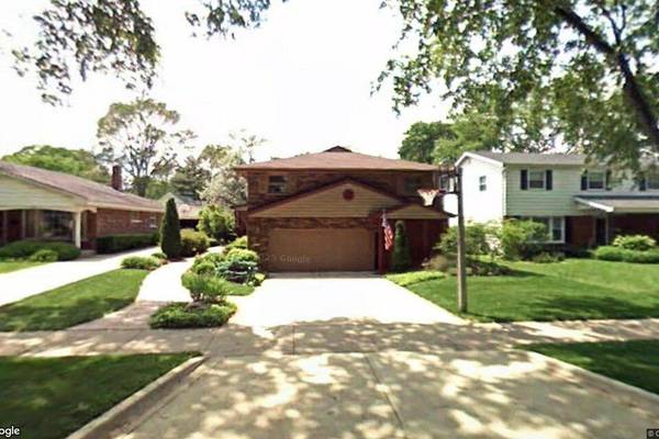 Single-family home sells in Elmhurst for $681,000