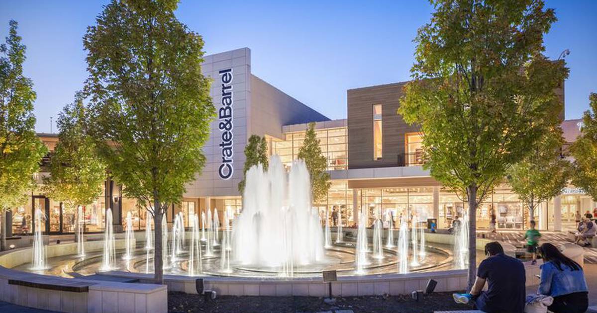 Enjoy a luxury holiday shopping experience or family adventure in Oak Brook this season