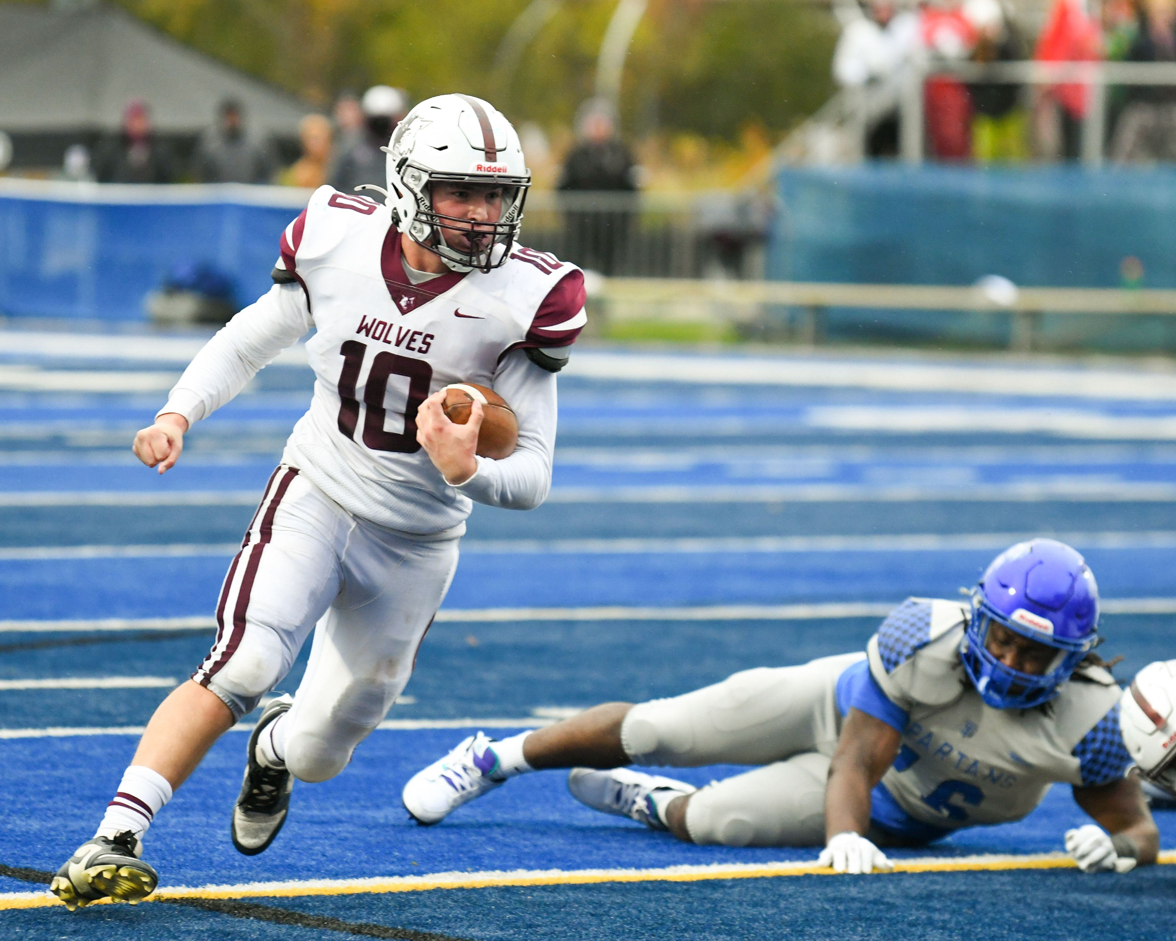 Prairie Ridge's Owen Satterlee (10) runs the ball during the second round of the 5A playoff game while taking on St. Francis on Saturday Nov. 8, 2025, held at St. Francis's High School.