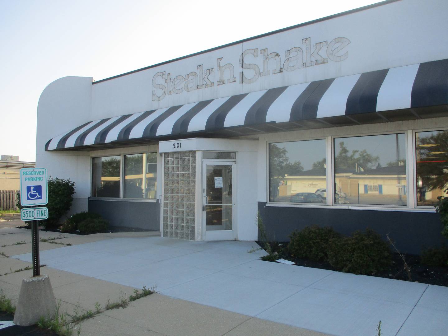 The closed Steak 'n Shake restaurant at 201 S. Larkin Ave. in Joliet would be demolished in a plan to build a Chick-fil-A on the site. Aug. 19, 2024