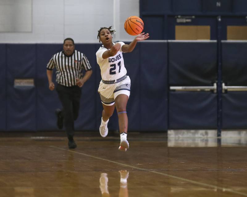 Oswego East's Desiree Merritt (21) passes the ball down court during their basketball game between Minooka at Oswego East Friday, Jan 16, 2026 in Oswego.