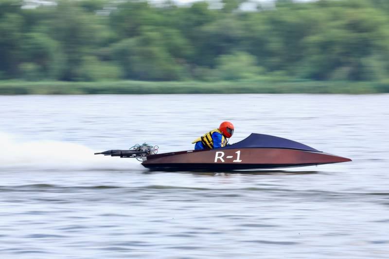 Julie Sampson of Lake Stevens Wash., races during the APBA Pro National Boat Races on Sunday, July 27, 2025 in DePue.