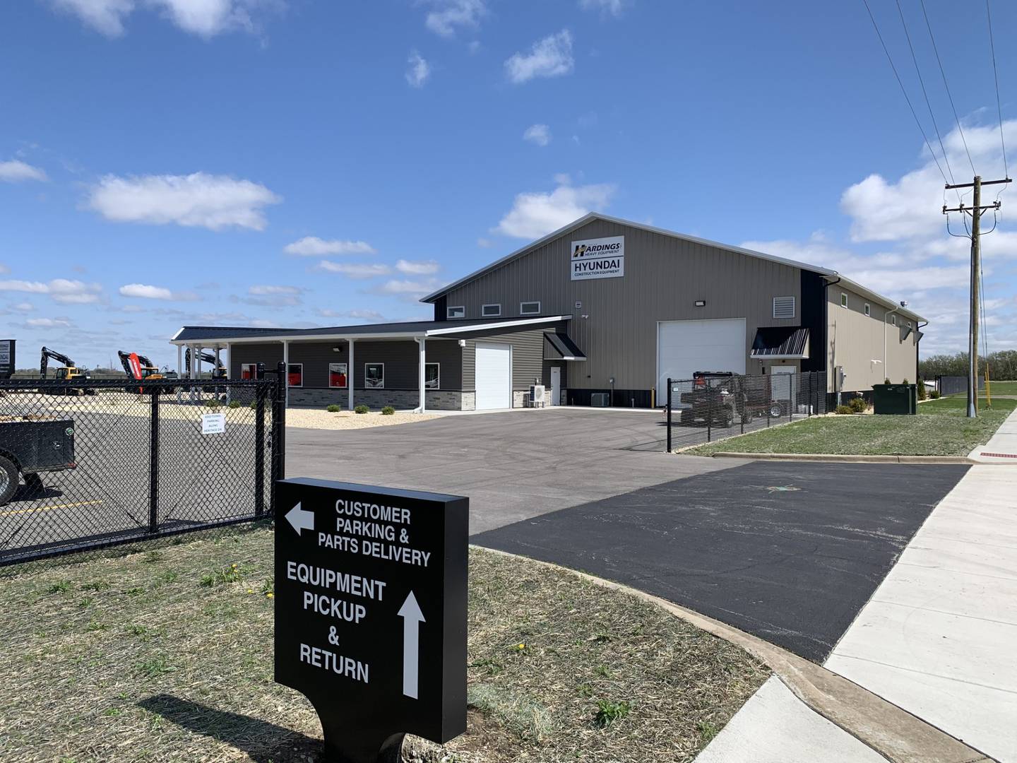 Representatives from HD Hyundai Construction Equipment North America recently joined Hardings Inc. for the grand opening of its new location in Elwood, which expands its sales and service area for Hyundai construction equipment from its original location in Lowell, Ind., covering northwestern Indiana, to serve customers across the Chicago area.