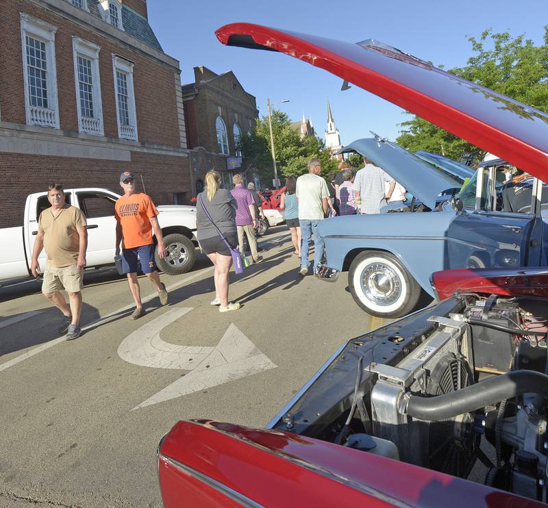 With perfect weather, the 26th annual Ottawa Cruise Night drew large crowds Friday night in Ottawa. Classic cars from the 1920’s to present day were on display throughout downtown Ottawa. The event is sponsored by The LaSalle County Cruisers.
