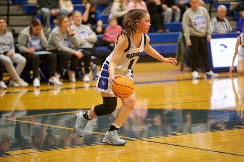 Geneva's Alyssa Houk sets ups play against St. Charles North on Friday, Jan. 17,2025 in Geneva.