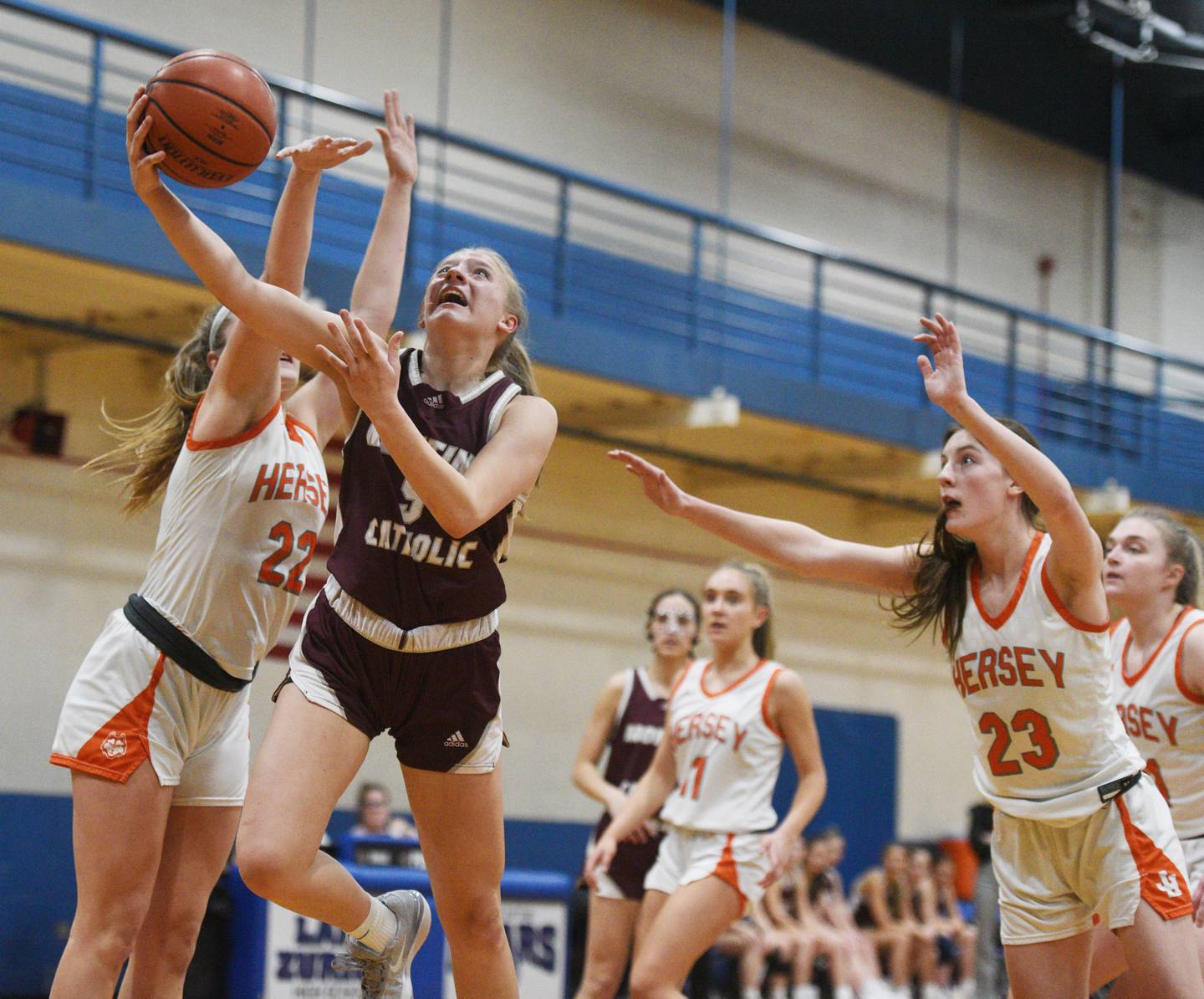 Joe Lewnard/jlewnard@dailyherald.com
Montini’s Victoria Matulevicius drives to the basket for a layup against Hersey’s Ava Harwood, left, and KiKi Craft during the Lake Zurich girls basketball shootout Tuesday.