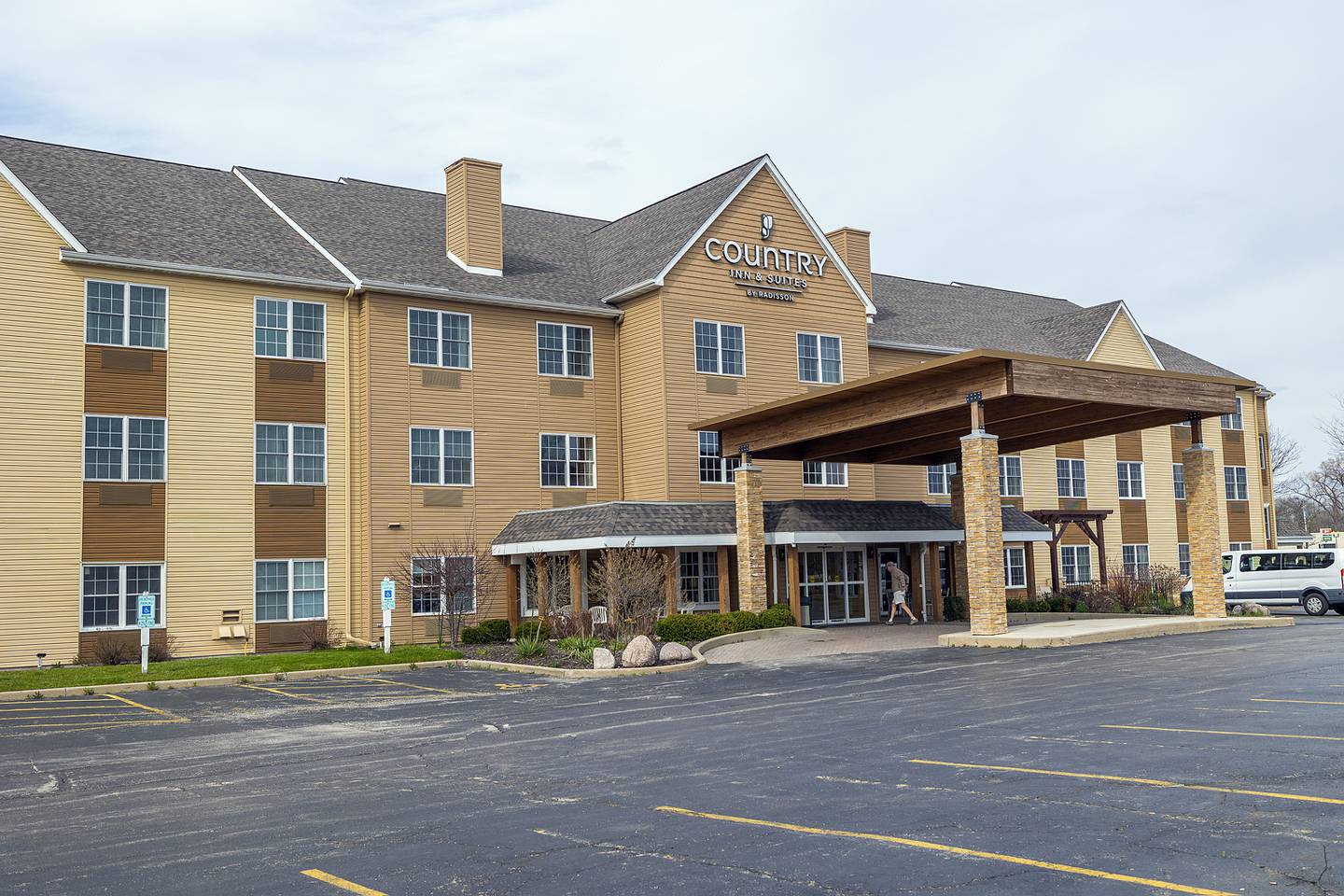 Rock Falls’ Country Inn and Suites is being allowed to reopen after having been closed down by the city fire chief.