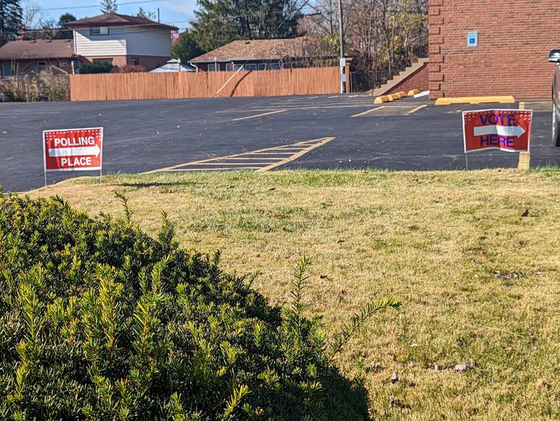 Signs pointing toward the polling place are seen outside Cantigny Post 367 VFW in Joliet on Tuesday, Nov. 8, 2022.