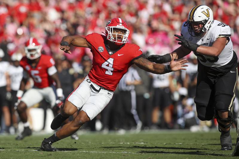 Georgia linebacker Nolan Smith rushes the passer in the first half against Vanderbilt during the 2022 season in Athens, Ga.