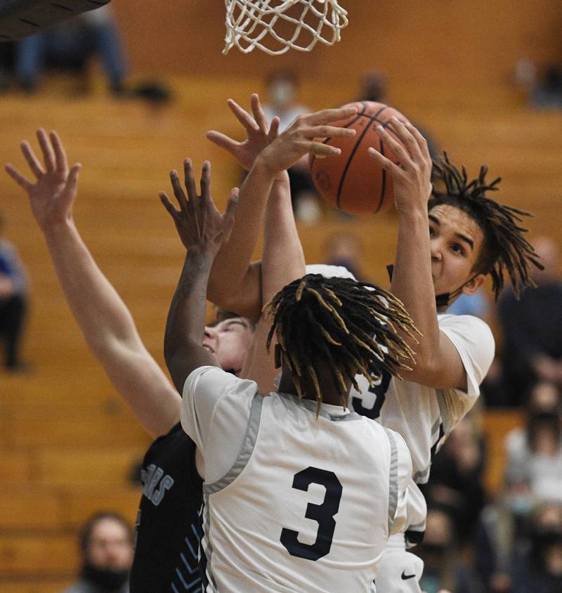 John Starks/jstarks@dailyherald.com
Addison Trail’s Nathan Johnson battles for a rebound against Willowbrook’s Isaac Bobiesczyk and teammate Amarie Stewart in a boys basketball game in Addison on Tuesday, January 18, 2022.