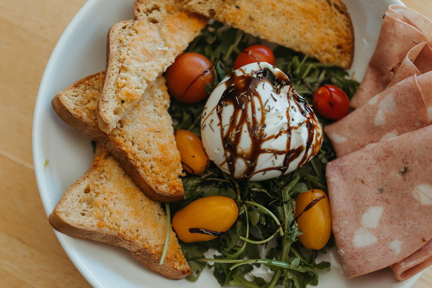 For gluten-free options, the Ugly Noodle in Geneva lets you enjoy all your favorite comfort foods with the assurance that they’re safe to eat.