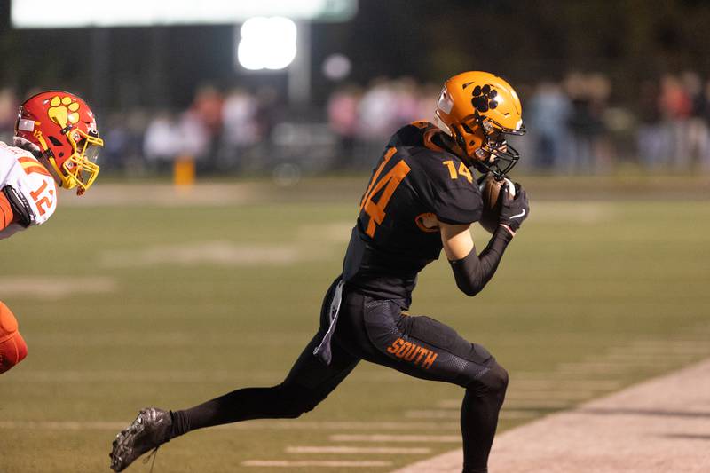 Wheaton Warrenville South's Jacob Macholl makes the running catch against Batavia on Friday, Oct. 24,2025 in Wheaton.