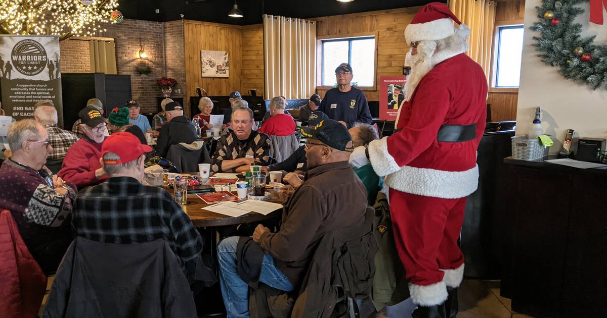 ‘It’s about the community’ -Veterans ring in the holidays at special breakfast in downtown Oswego