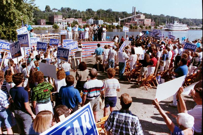 Jim Edgar candidate for Governor of Illinois, campaigns on Thursday, Aug. 30, 1990 in Peru.