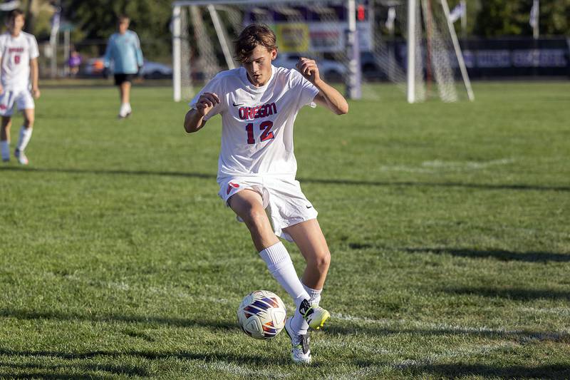 Oregon’s Owen Wynn controls the ball against Dixon Monday, Sept. 29, 2025.