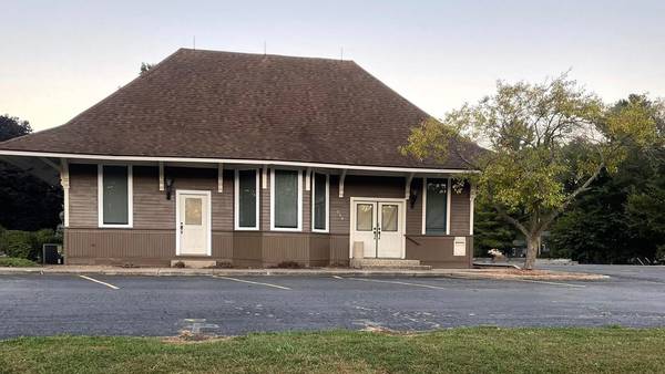 Mendota couple opens vintage candy and antiques store in historic depot