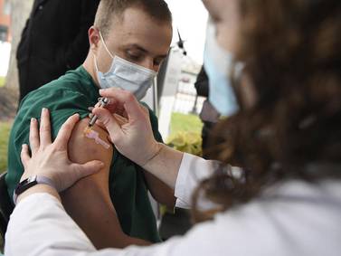 U.S. vaccinations ramp up as 2nd COVID-19 shot, from Moderna and NIH, nears