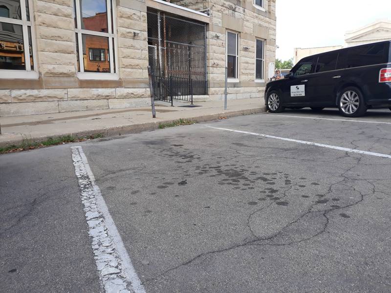 Parking on Court Street in Ottawa may allow parking on the courthouse side of the street, but not the business side.