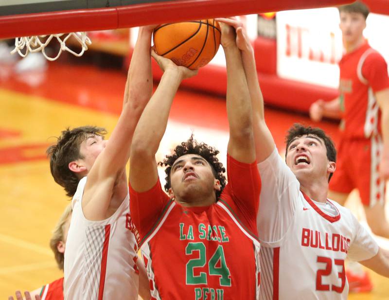 L-P's Jameson Hill drives to the hoop as Streator's Brennen Stillwell defends on Tuesday, Jan. 13, 2026 in Pops Dale Gymnasium at Streator High School.