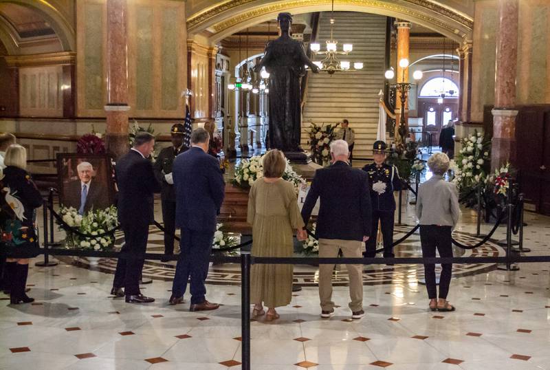 Mourners pay their respects to former Gov. Jim Edgar in the Capitol rotunda on Friday, Sept. 19, 2025.