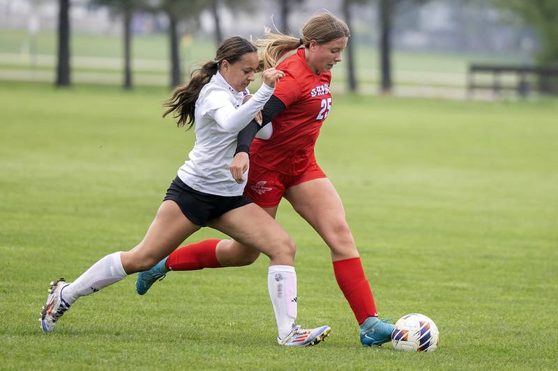 Dixon’s Kamille Prather and Oregon’s Aniyah Sarver work for the ball Thursday, May 1, 2025.
