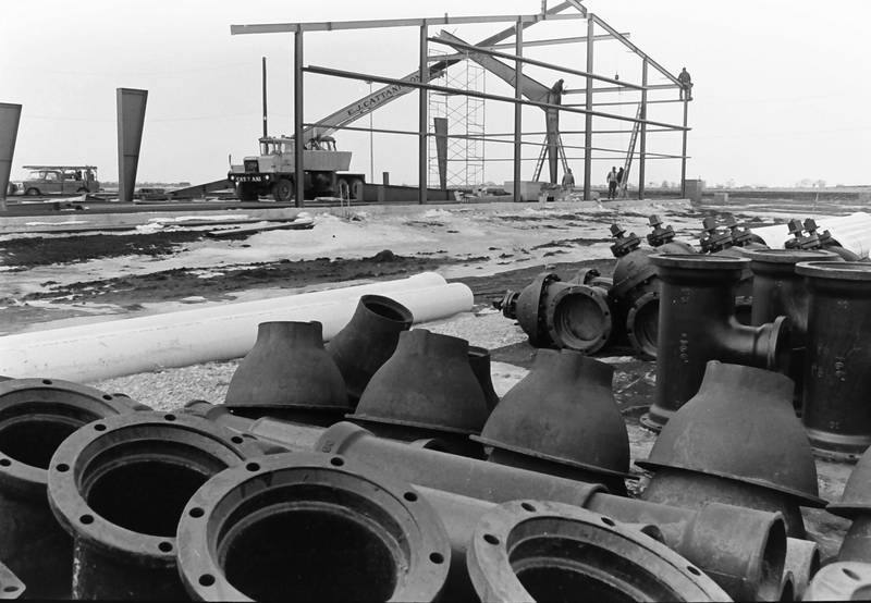 A view of crews building the frame of the second airplane hanger in January 1986 at the Illinois Valley Regional Airport in Peru.