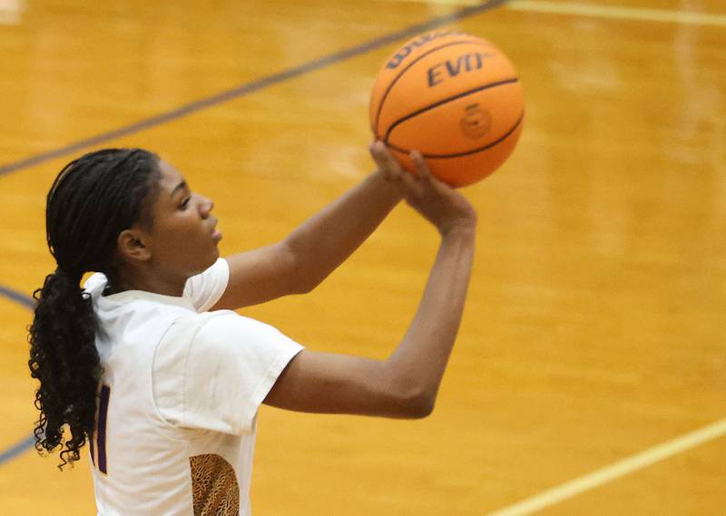 Mendota's Mariyah Elam shoots a jump shot during the Tiger Girls Basketball Holiday Tournament on Tuesday, Nov. 18, 2025 at Princeton High School.
