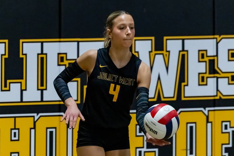 Joliet West's Lina Govoni serves during a varsity volleyball home game against Joliet Catholic on Sept. 4, 2025.