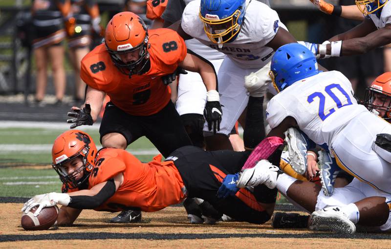 Joe Lewnard/jlewnard@dailyherald.com
Wheaton Warrenville South’s John Jensen, lower left,  recovers a fumble by Simeon quarterback Keshaun Parker during Saturday’s game in Wheaton.