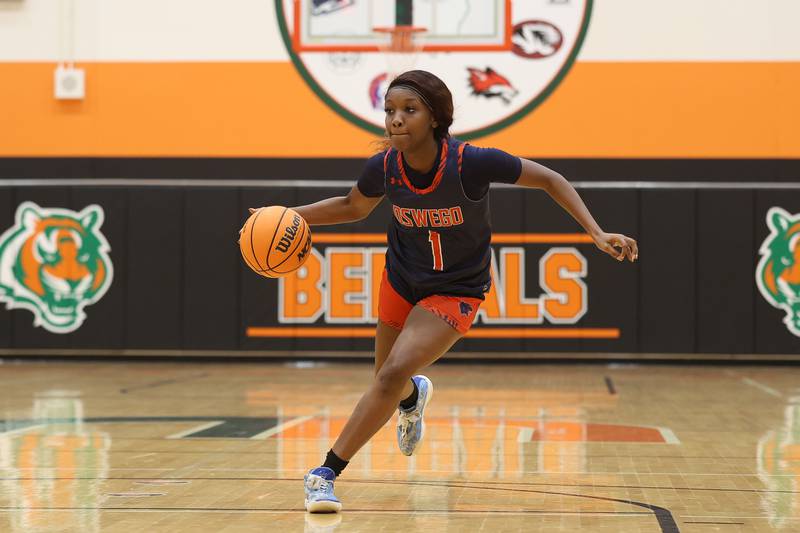 Oswego’s Vanessa Huggins works the ball against Plainfield East on Tuesday, Jan. 13, 2026 in Plainfield.