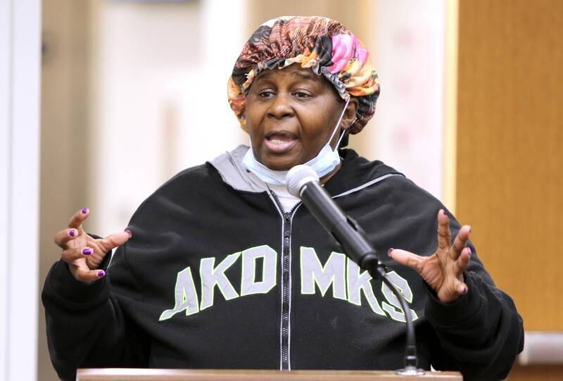 Yolanda Arrington, a resident at a Hunter Property in DeKalb, talks about the poor living conditions in the building during the DeKalb City Council meeting Monday at the DeKalb Public Library. The Council authorized the approval of a settlement in the Hunter Properties ordinance violation issue during the City Council meeting at the DeKalb Public Library.