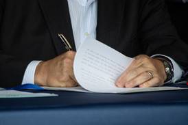 Governor gives boon to trial lawyers, vetoes treasurer-backed bill