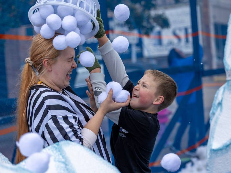 Photos: La Salle kicks off Christmas season with new Frosty on First event 