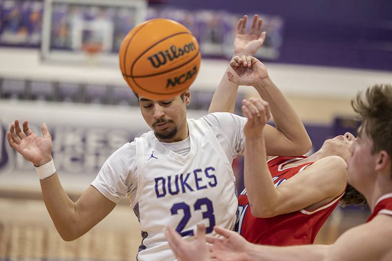 Dixon’s Zander Wilson and Oregon’s Jaxson Manka get tangled up Tuesday, Feb. 3, 2026.