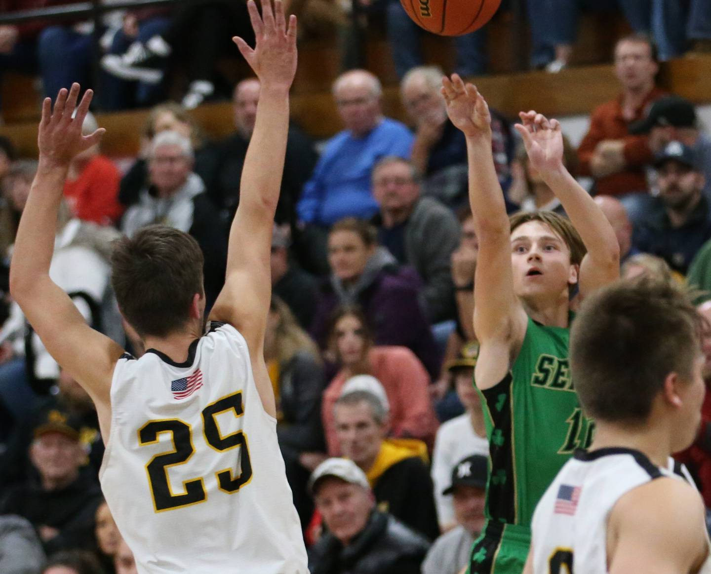 Seneca's Braden Ellis (right) shoots a jump shot over Putnam Conty's Wyatt Grimshaw (left) on Friday, Dec. 16, 2022 at Putnam County High School.