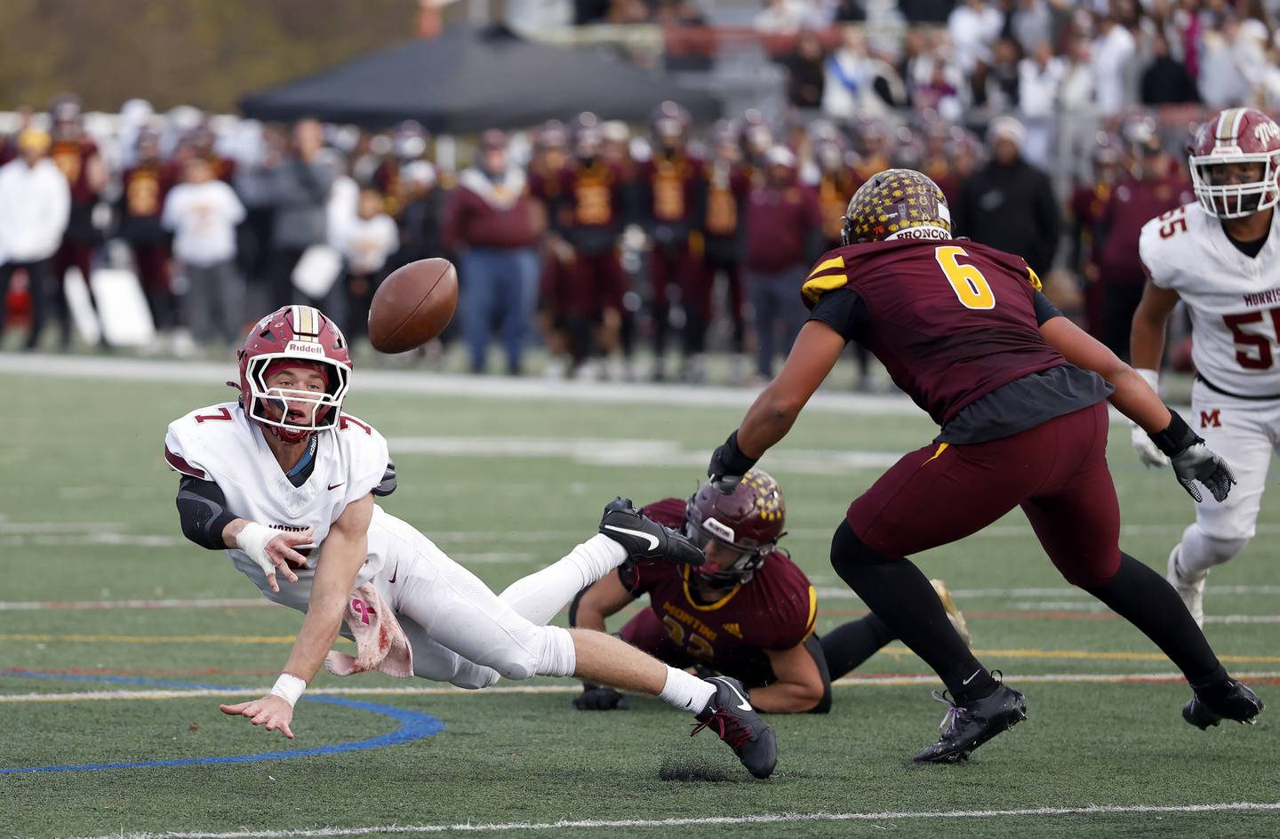 Morris' Brady Varner (7) dives and tosses the ball to R.J. Kennedy (12) for a touchdown during the IHSA Class 4A semifinals football playoff game Saturday, Nov. 22, 2025 in Lombard.