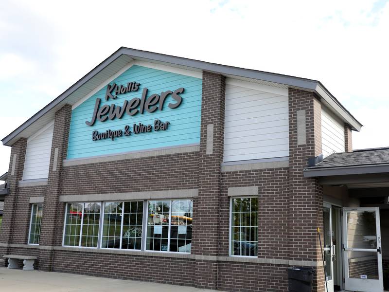 Almost $16K in gold jewelry stolen from Batavia store in bold heist