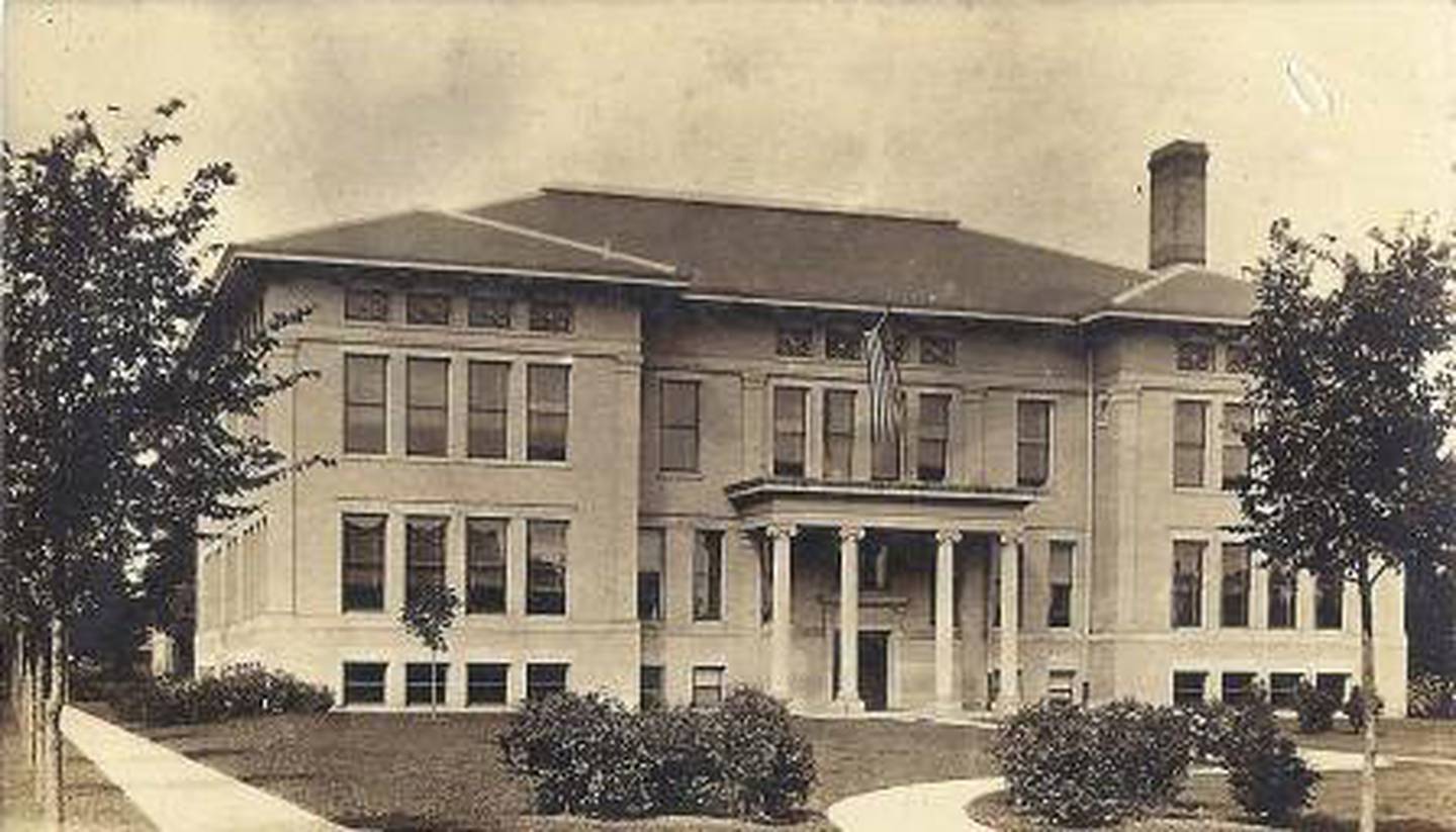 This is what the Congress School in Polo looked like before it fell into disrepair.
