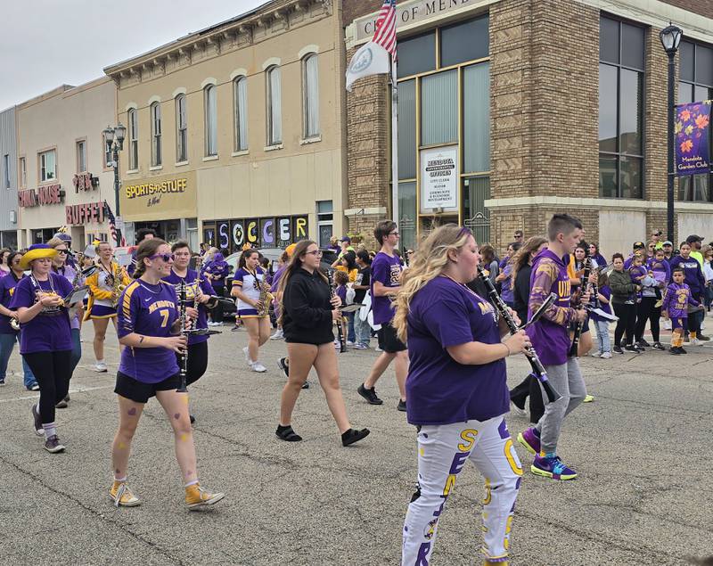 The Mendota High School marching band makes its way Friday, Sept. 27, 2024, through the downtown path of the homecoming parade.