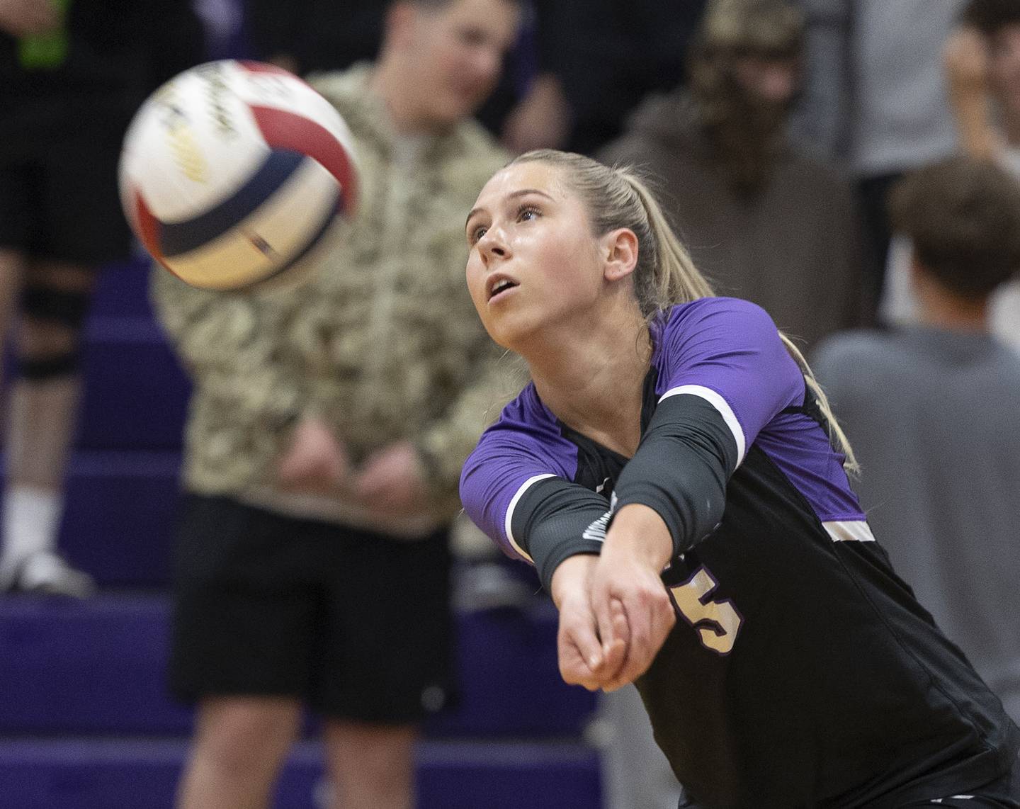 Dixon’s Morgan Hargrave makes a pass against Oregon Thursday, Oct. 9, 2025.