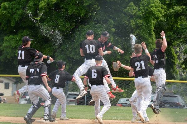 Photos: Fulton downs River Ridge/Scales Mound 3-2 at 1A Lena-Winslow Sectional